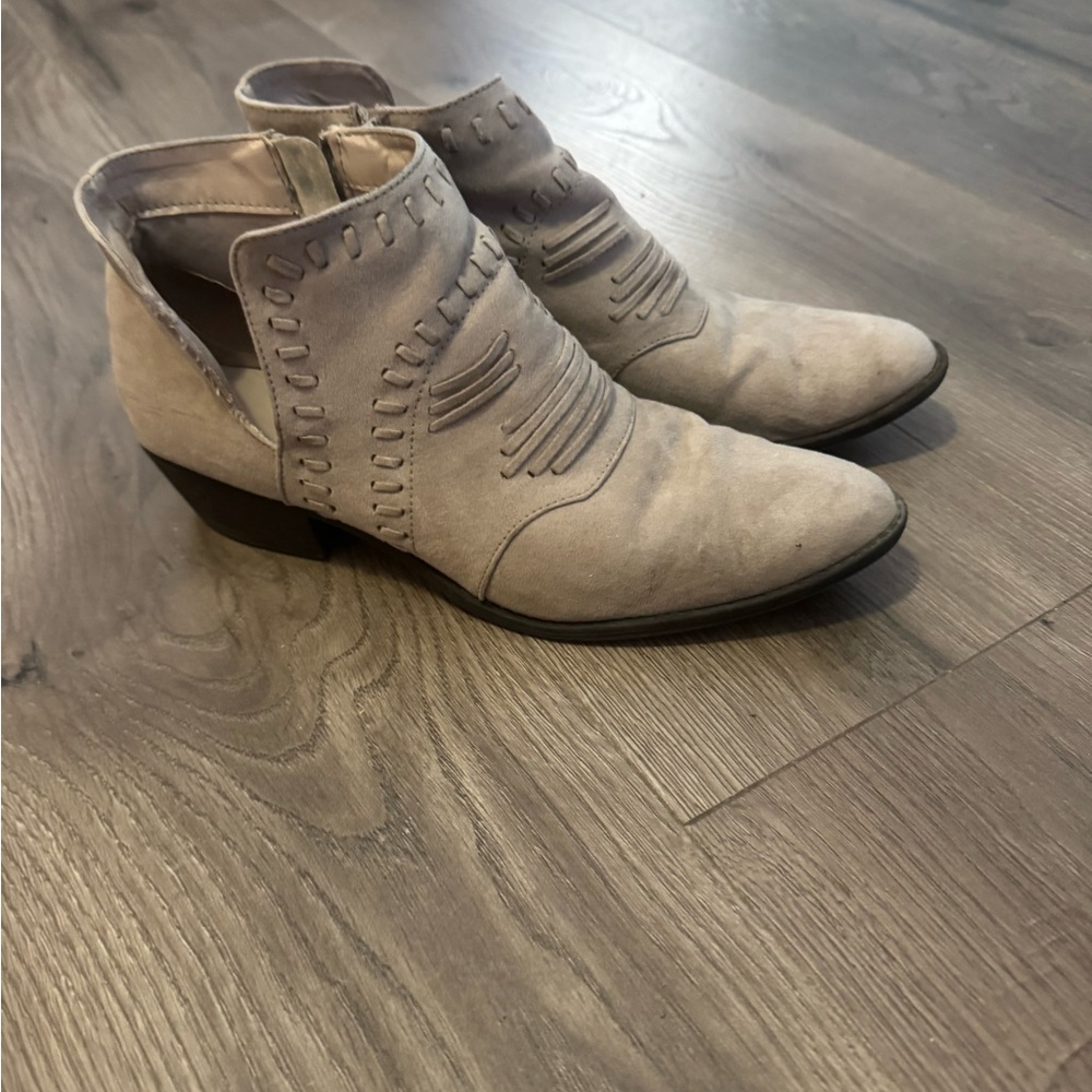 Qupid Women's Beige Ankle Booties